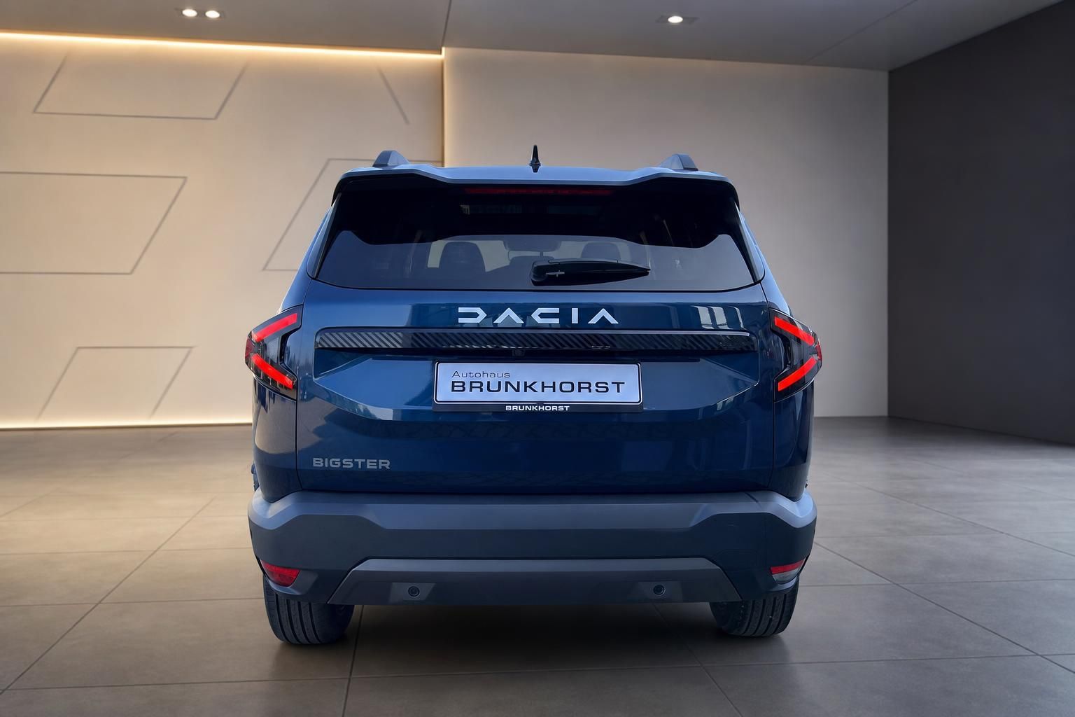 Dacia Bigster blaues SUV Heckansicht im Autohaus Brunkhorst Showroom