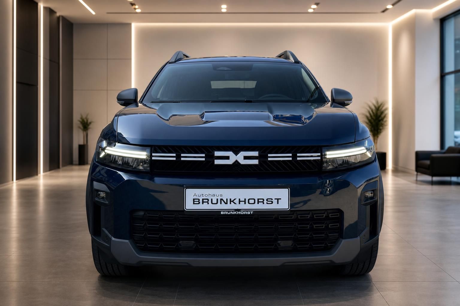 Dacia Bigster blaues SUV Frontansicht im Autohaus Brunkhorst Showroom