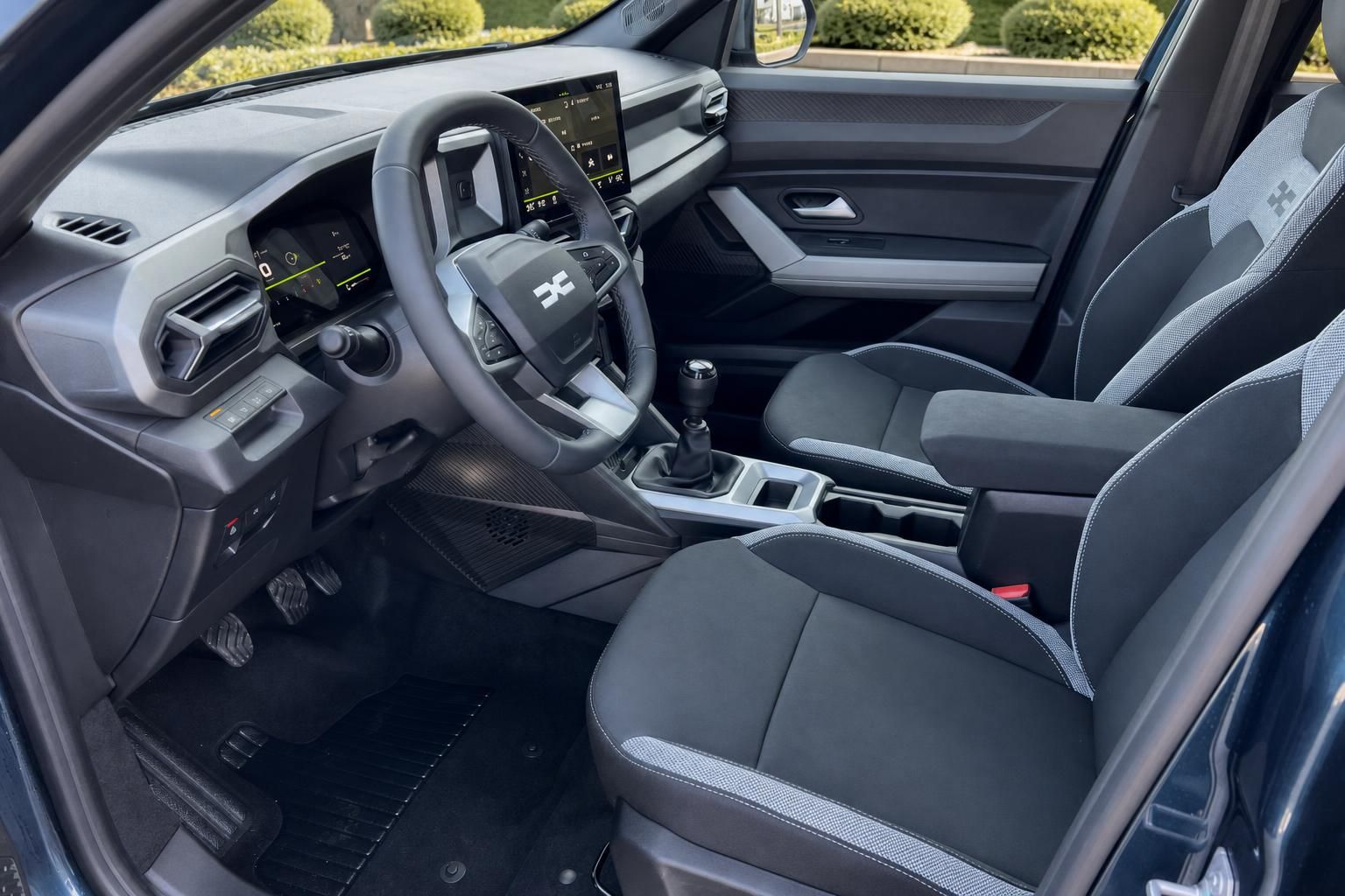 Dacia Bigster Innenraum Cockpit mit Lenkrad und Touchscreen Display