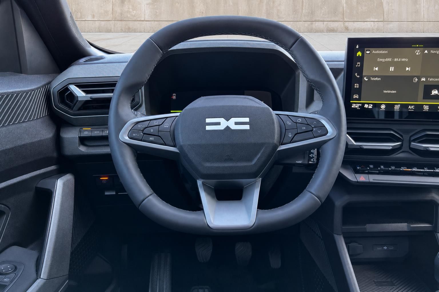 Lenkrad und Armaturenbrett mit Touchscreen Display im Fahrzeug Innenraum