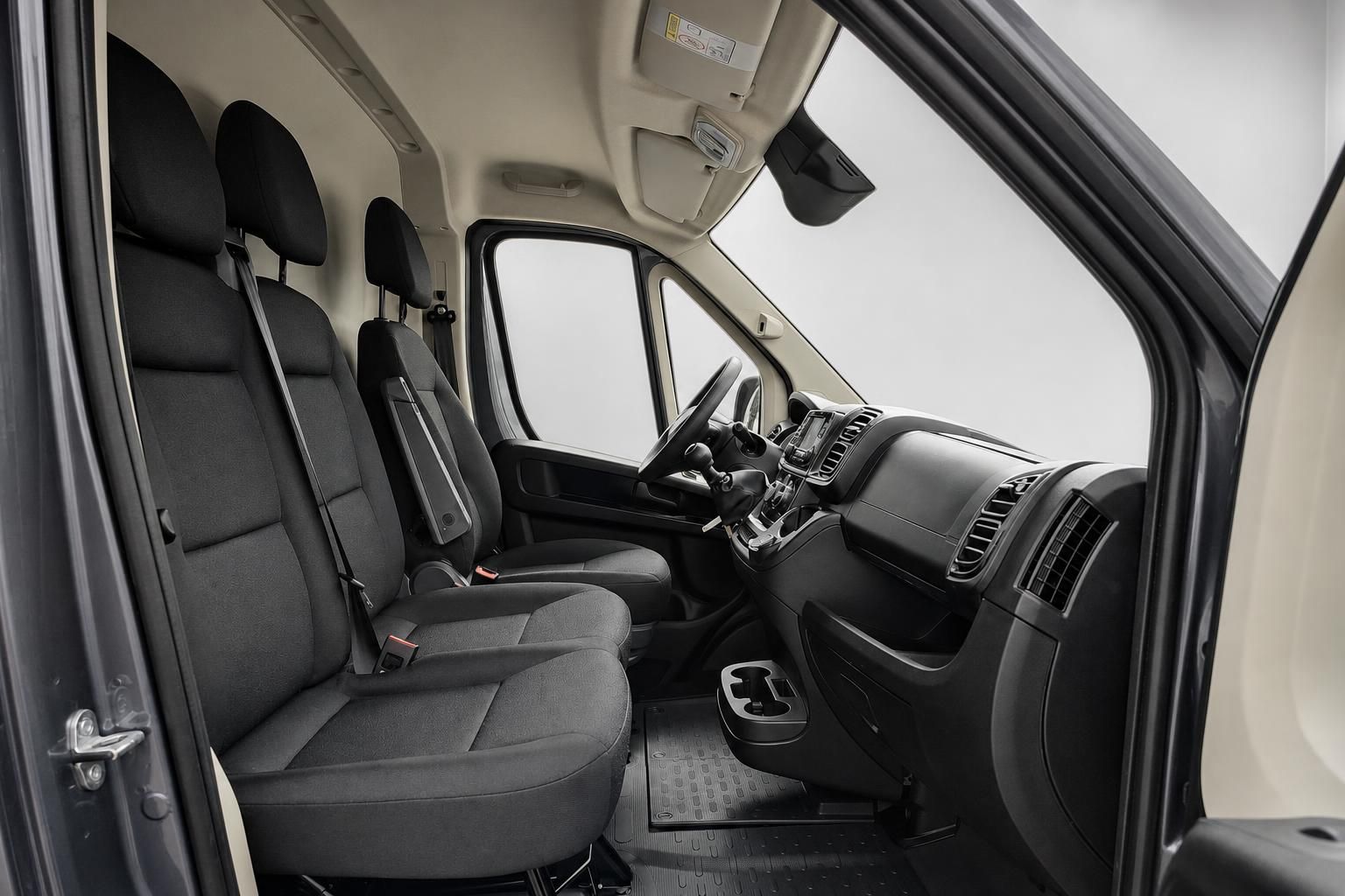 Fiat Ducato Innenraum, Blick auf Fahrersitz und Armaturenbrett