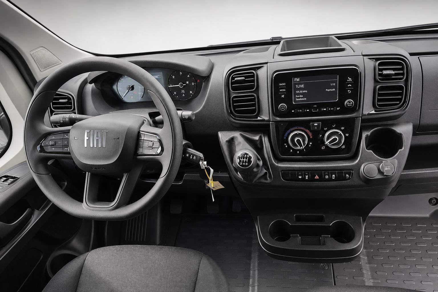 Fiat Ducato Cockpit mit Lenkrad, Armaturenbrett und Multimedia-Display