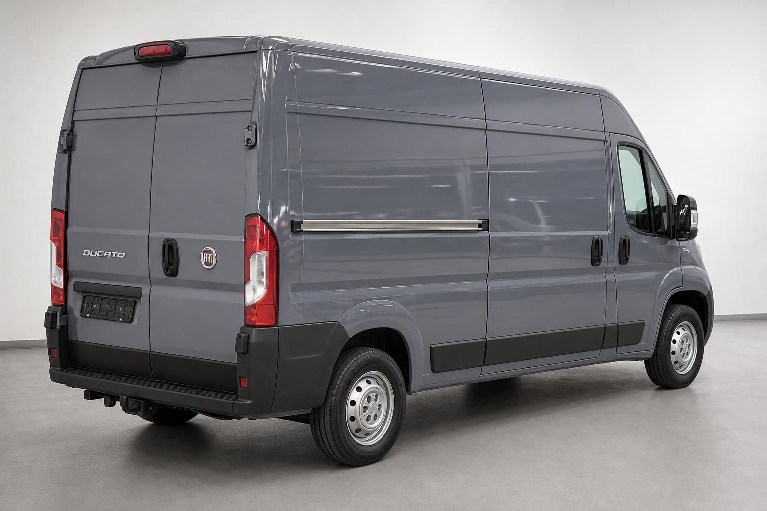 Fiat Ducato Kastenwagen grau, Heck- und Seitenansicht im Studio