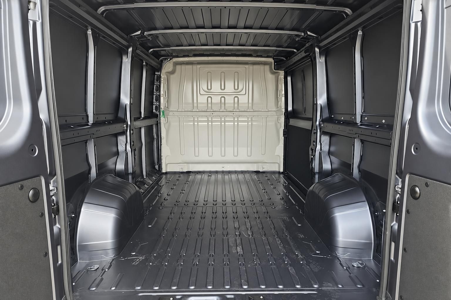 Fiat Ducato Laderaum leer mit robuster Bodenverkleidung von innen