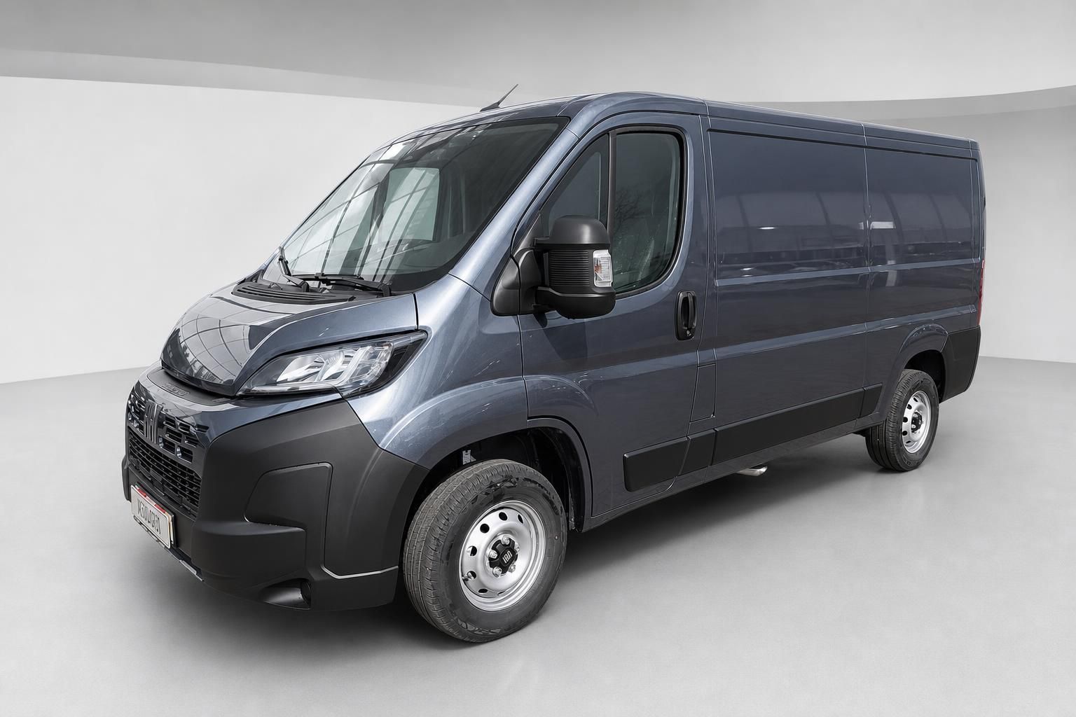 Fiat Ducato Transporter Frontansicht schräg in Blaugrau