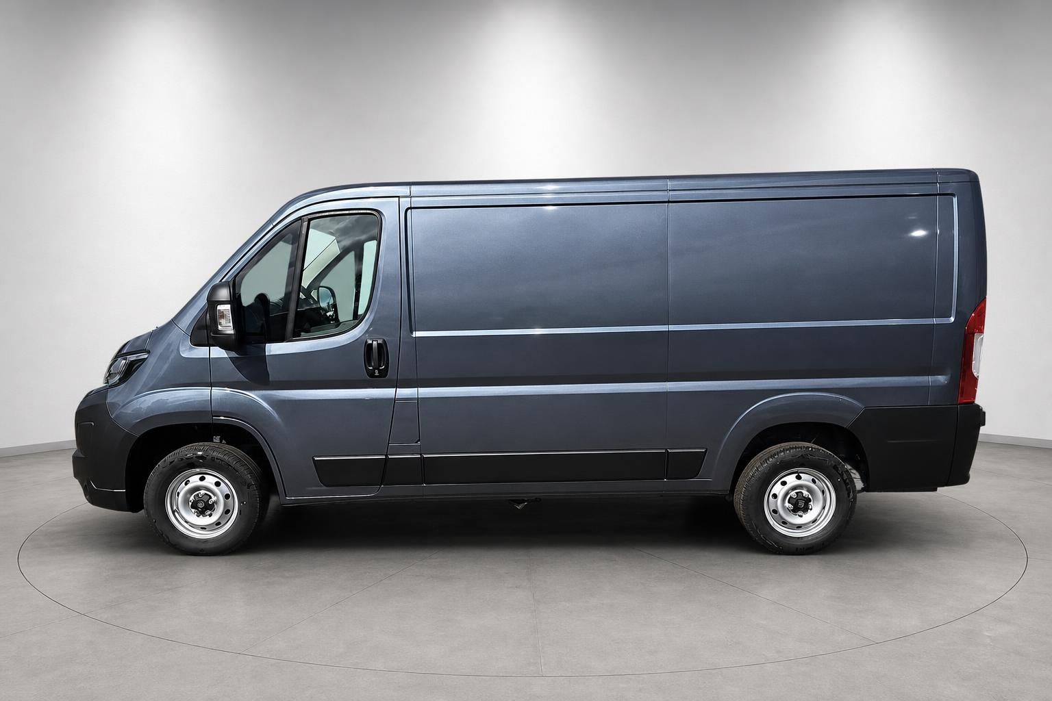 Fiat Ducato Kastenwagen Seitenansicht in Blaugrau Metallic