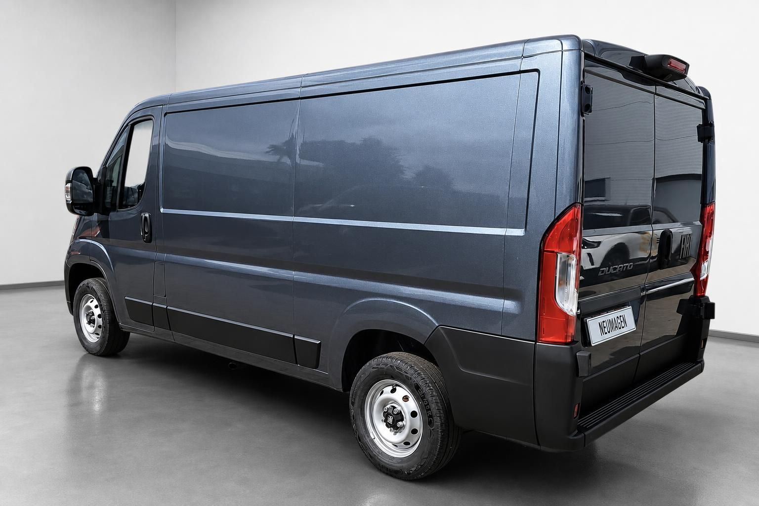 Fiat Ducato Kastenwagen Heckansicht mit Rückleuchten in Grau