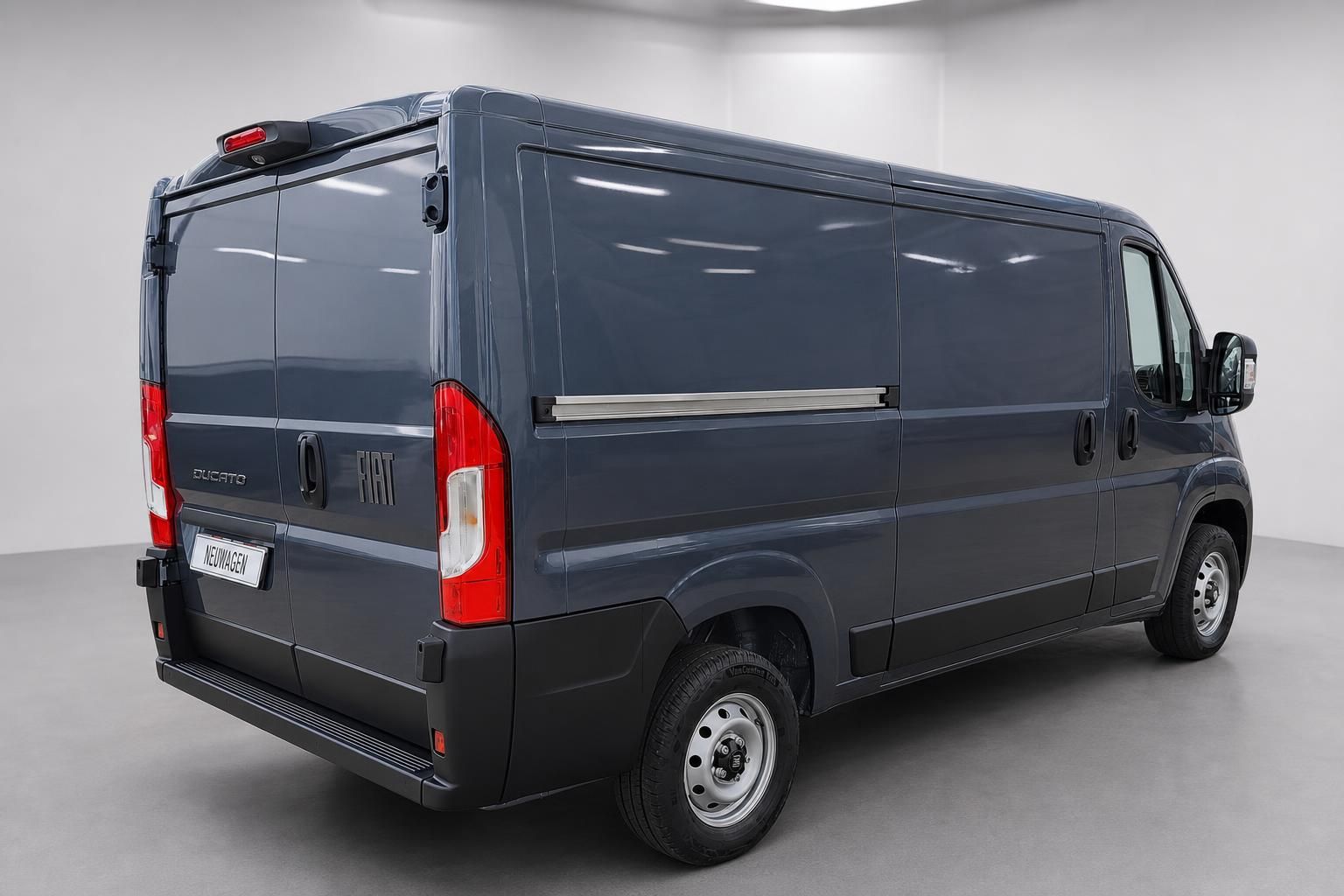 Fiat Ducato Kastenwagen grau, Heckansicht schraeg von hinten links