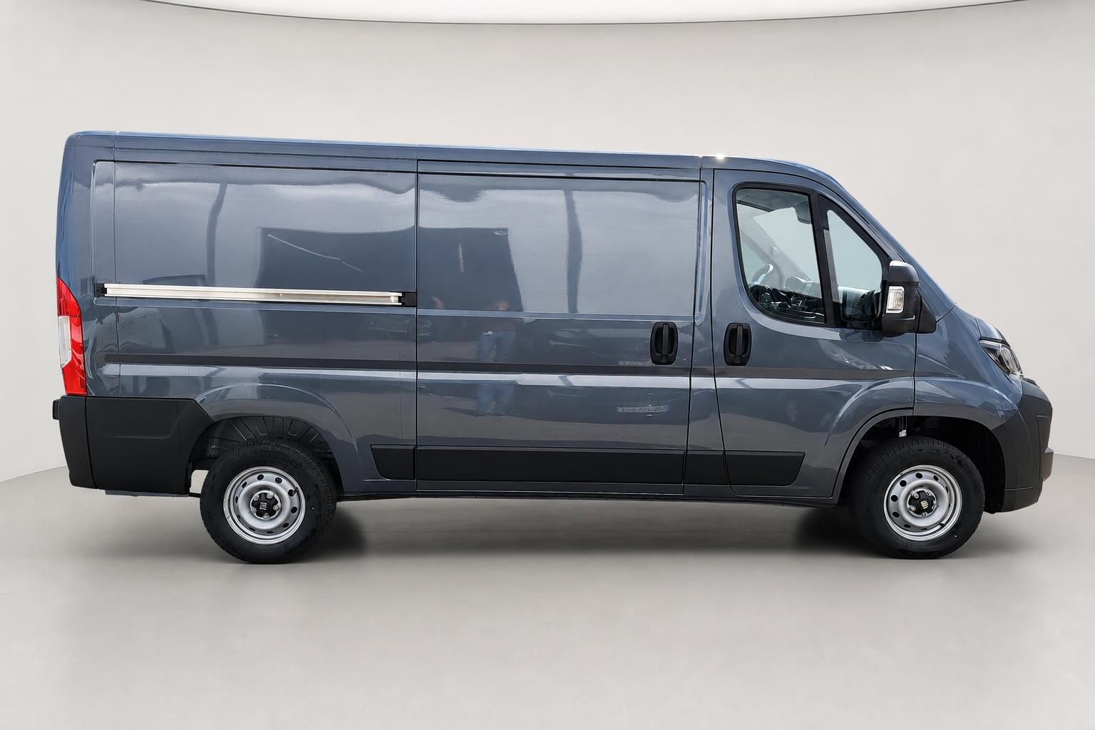 Fiat Ducato Kastenwagen grau, Seitenansicht in voller Laenge