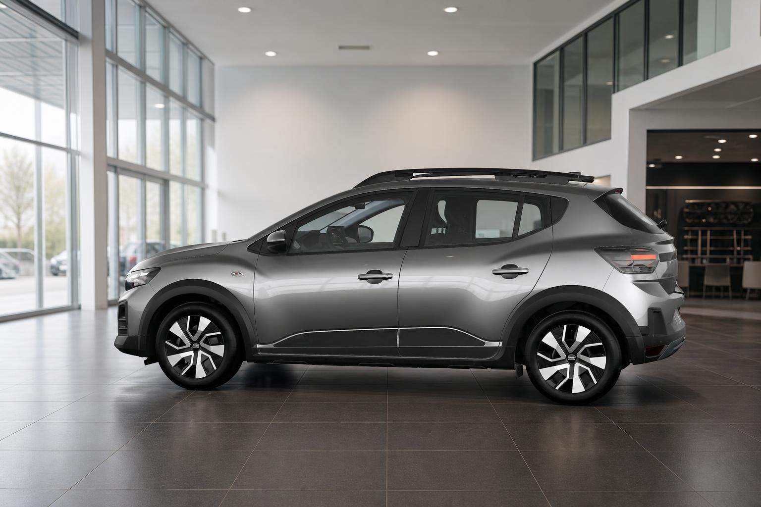 Dacia Sandero Stepway grau Seitenansicht von hinten im Showroom