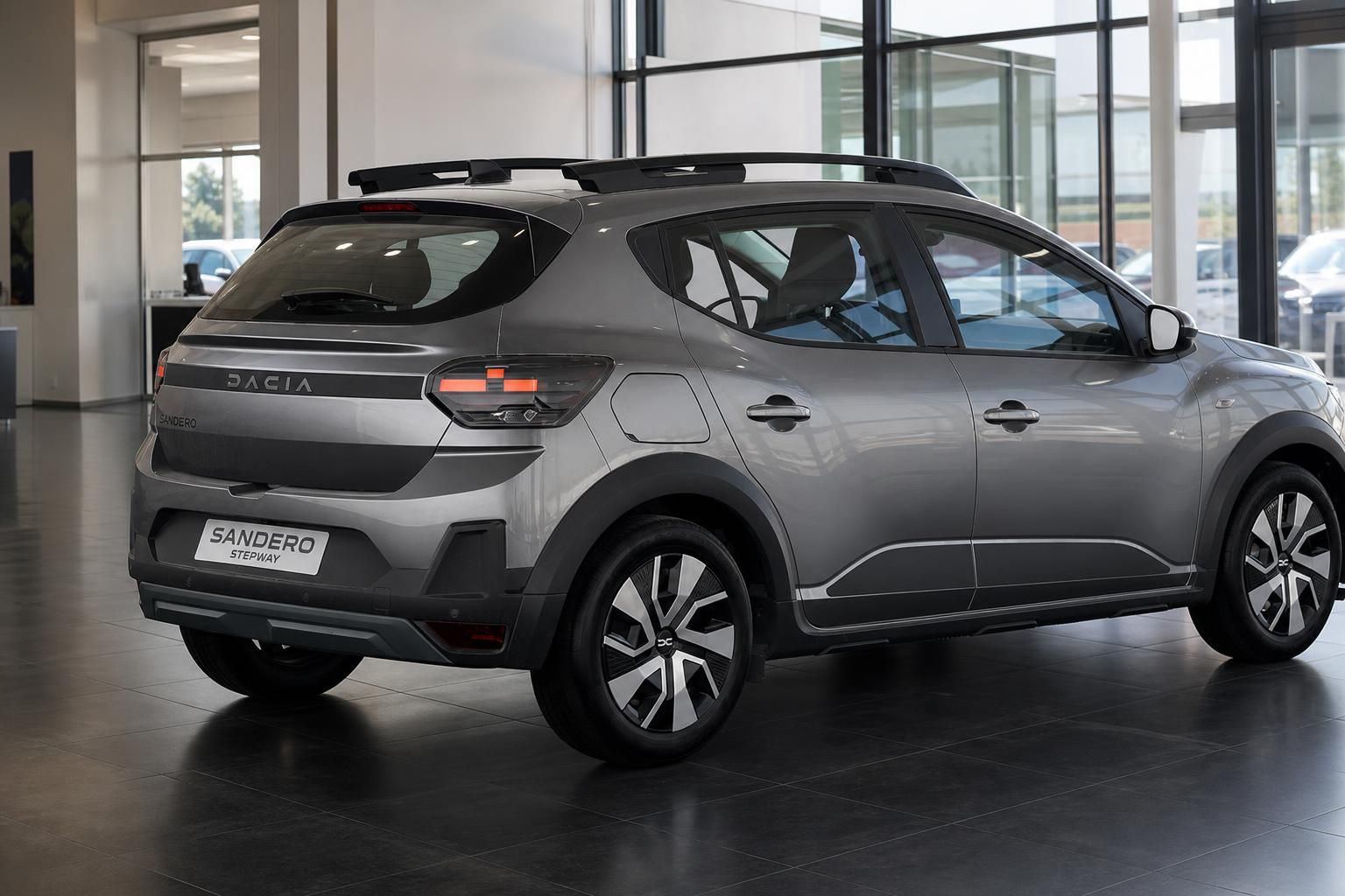 Dacia Sandero Stepway grau Heck- und Seitenansicht im Showroom
