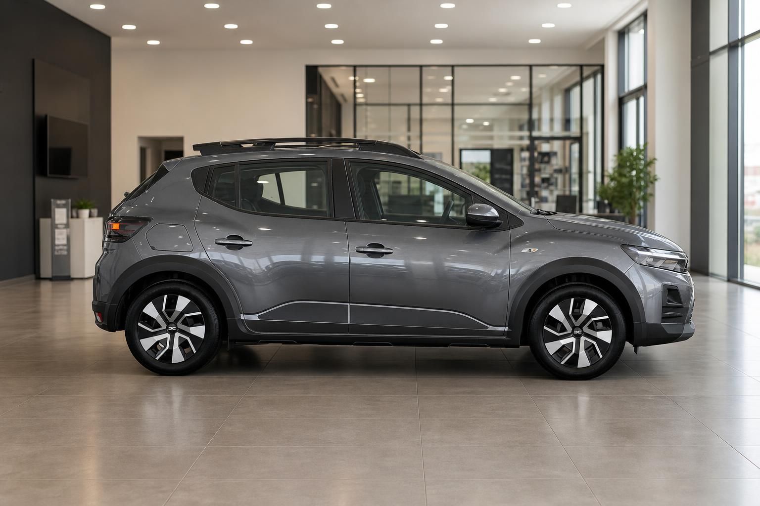 Dacia Sandero Stepway grau Seitenansicht im Verkaufsraum