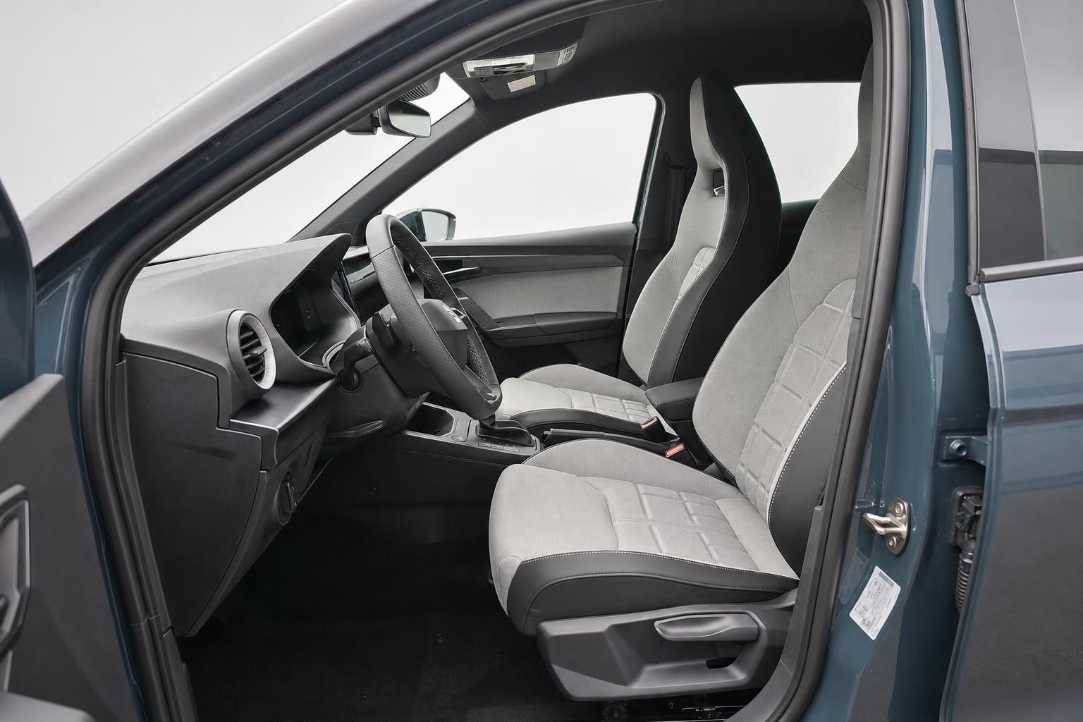 SEAT Arona Innenraum, Vordersitze und Cockpit