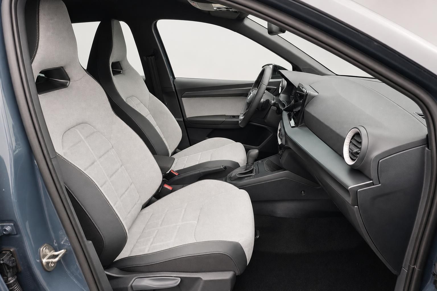 SEAT Arona Innenraum, Sitze und Armaturenbrett Detail