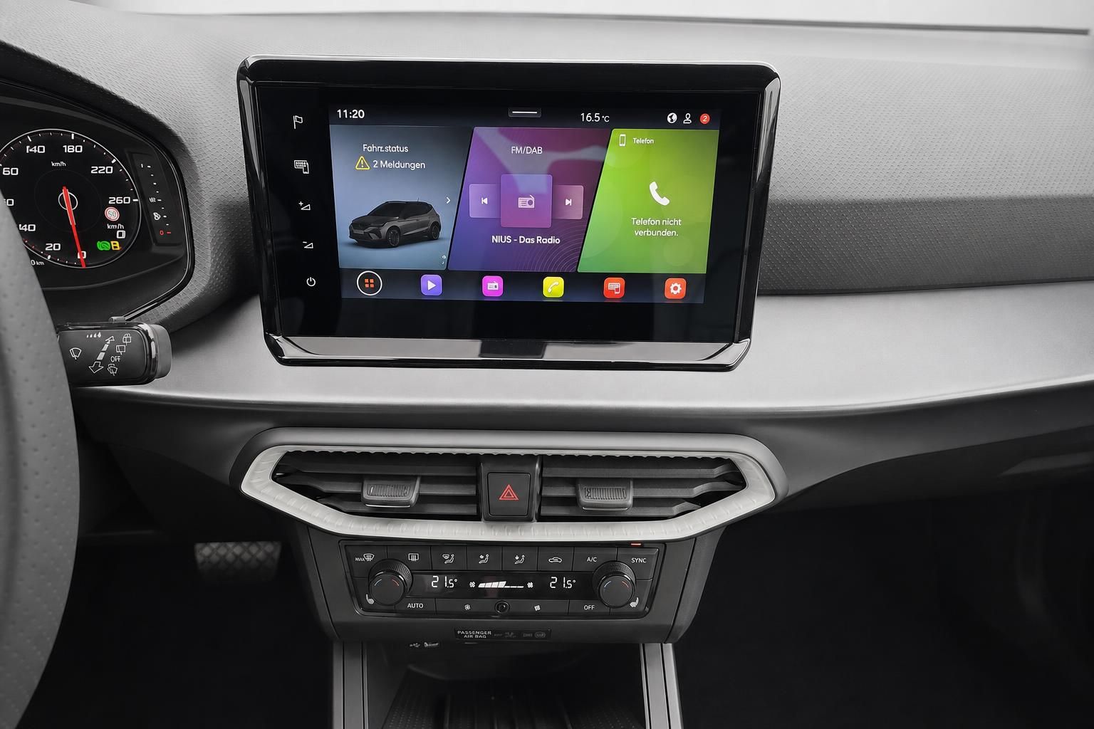 Touchscreen-Infotainmentsystem und Klimabedienung im Seat Interieur