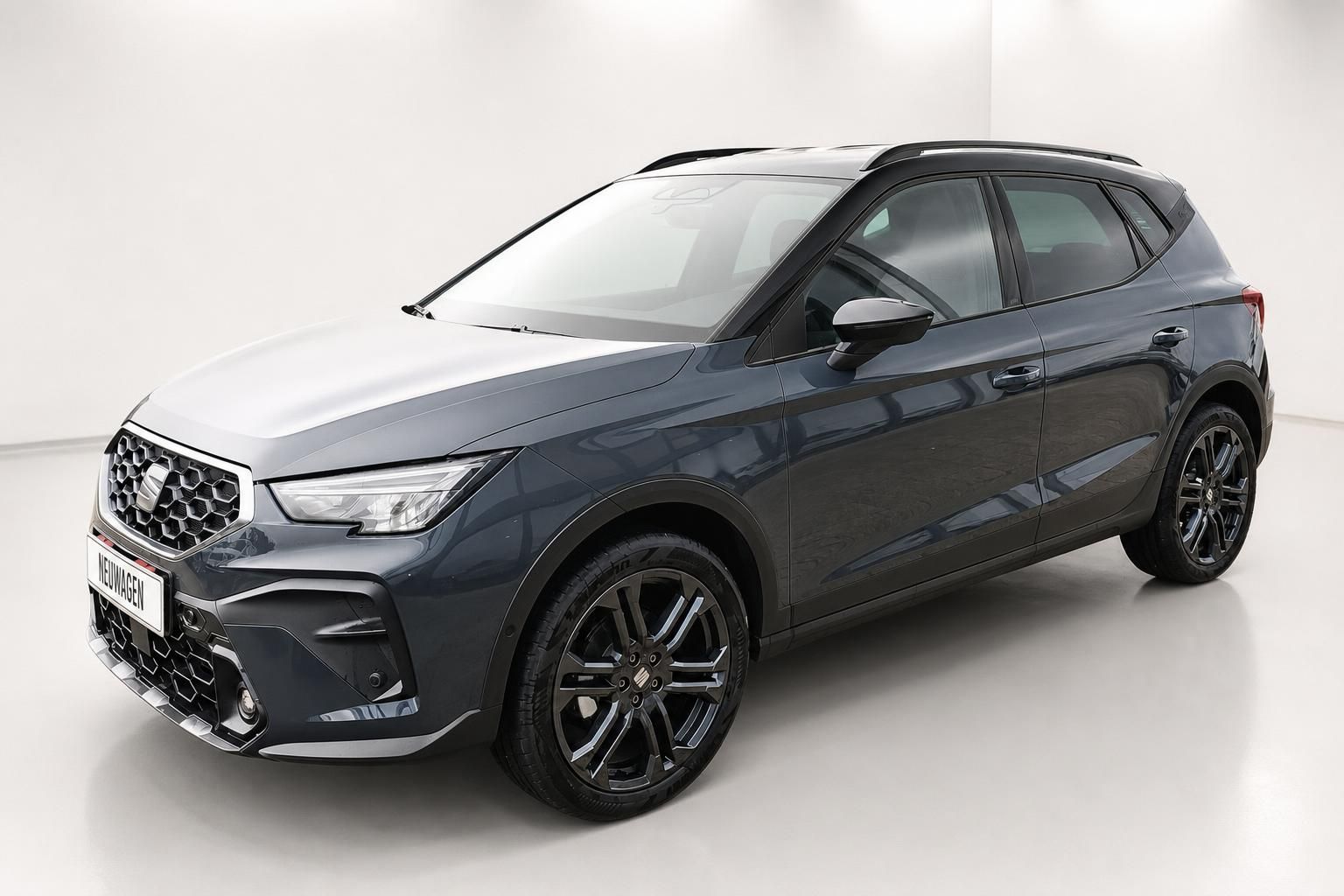 Seat Arona Grau, Frontansicht schraeg mit Kennzeichenhalter Neuwagen