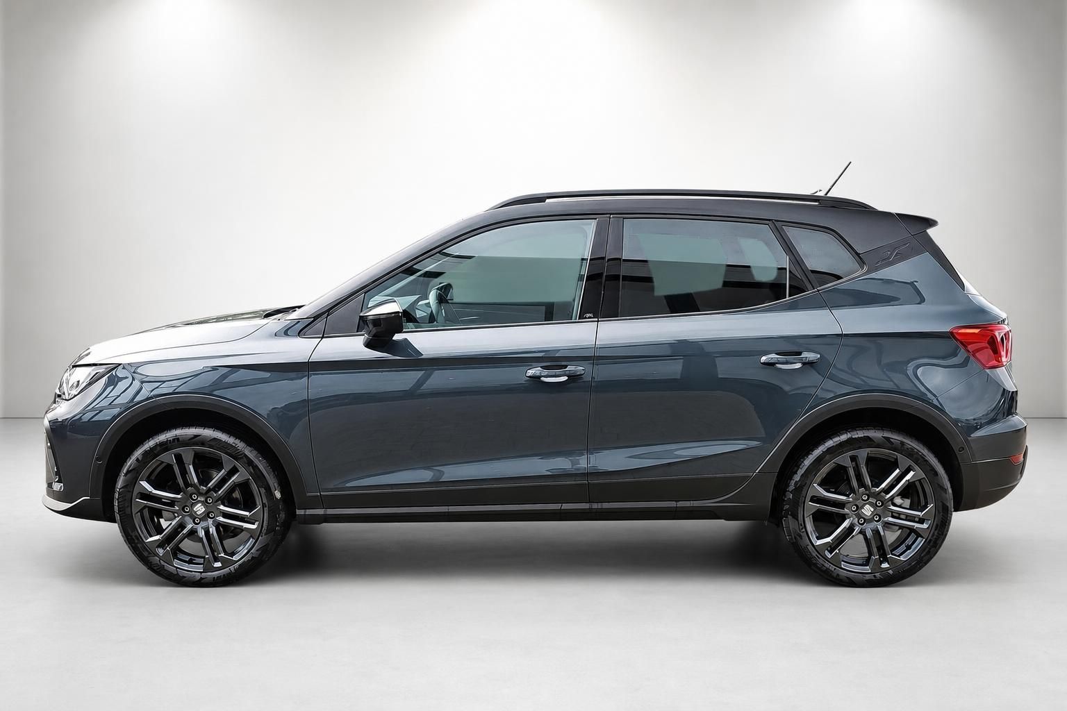 Seat Arona in Grau, Seitenansicht mit sportlichen Alufelgen