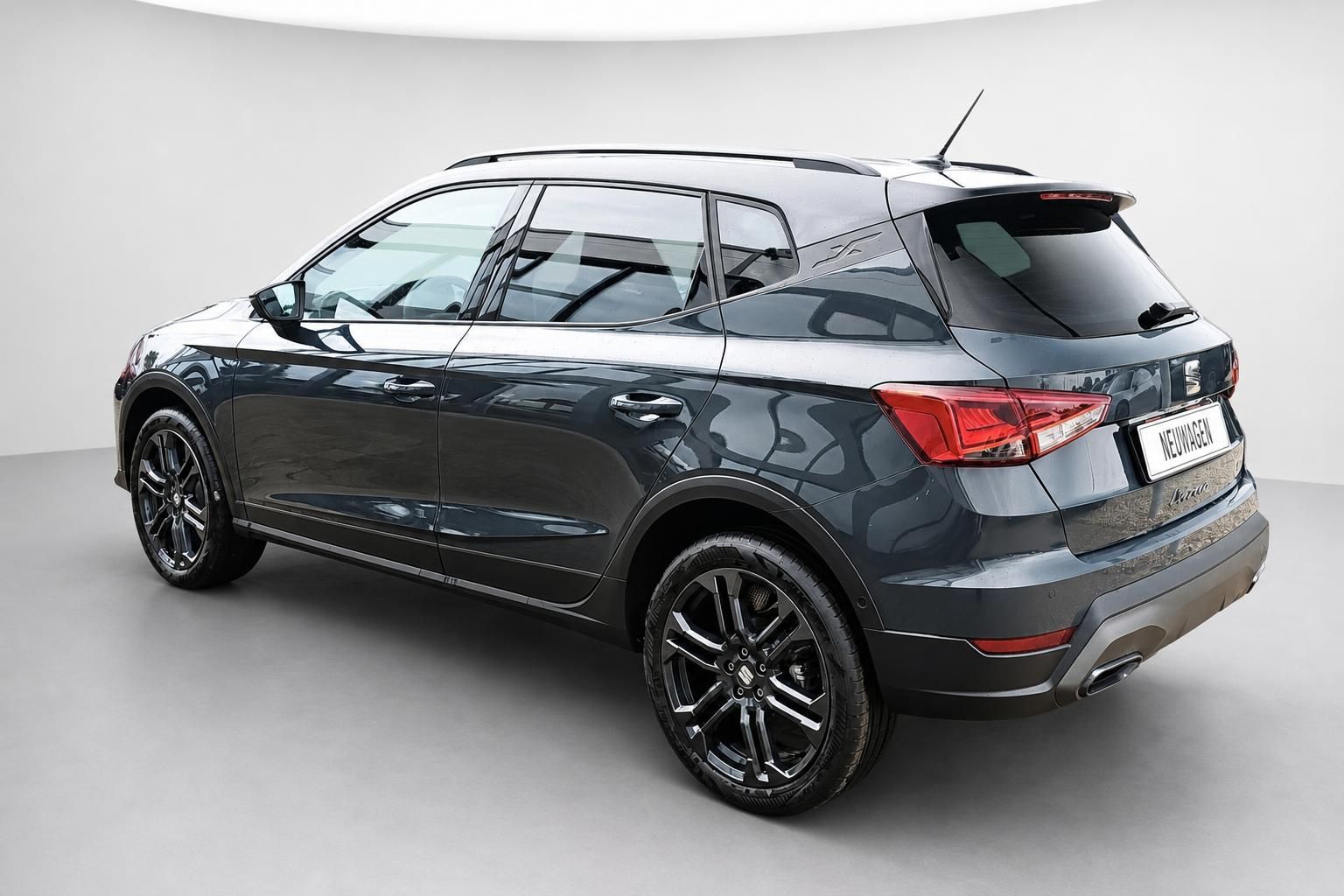 Seat Arona Heckansicht in Grau, Ruecklichter und Dachantenne