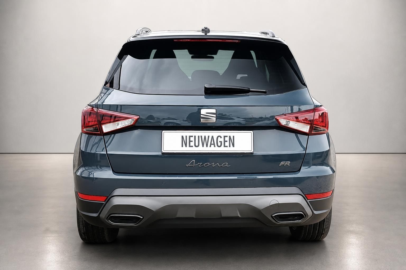 SEAT Arona FR blau, Heckansicht im Studio