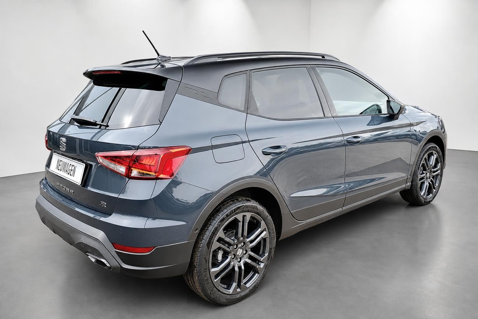 SEAT Arona FR grau, Heck-Seitenansicht im Studio