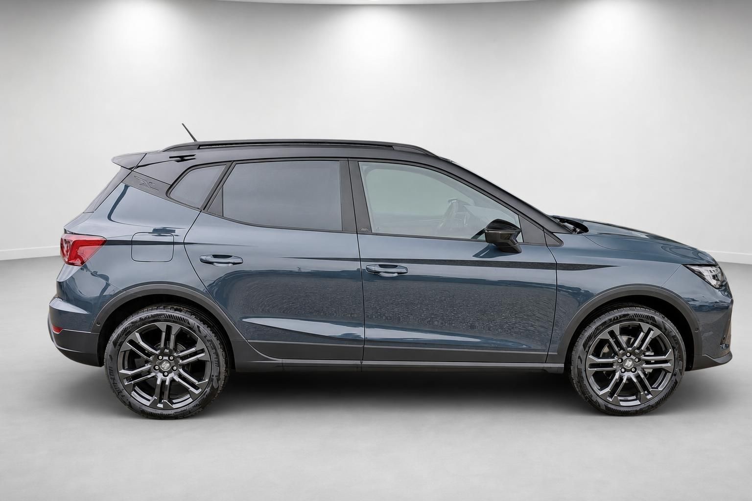 SEAT Arona FR blau, Seitenansicht mit Alufelgen