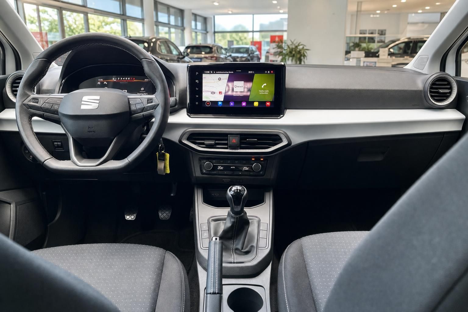 SEAT Ibiza Cockpit mit Lenkrad und Touchscreen