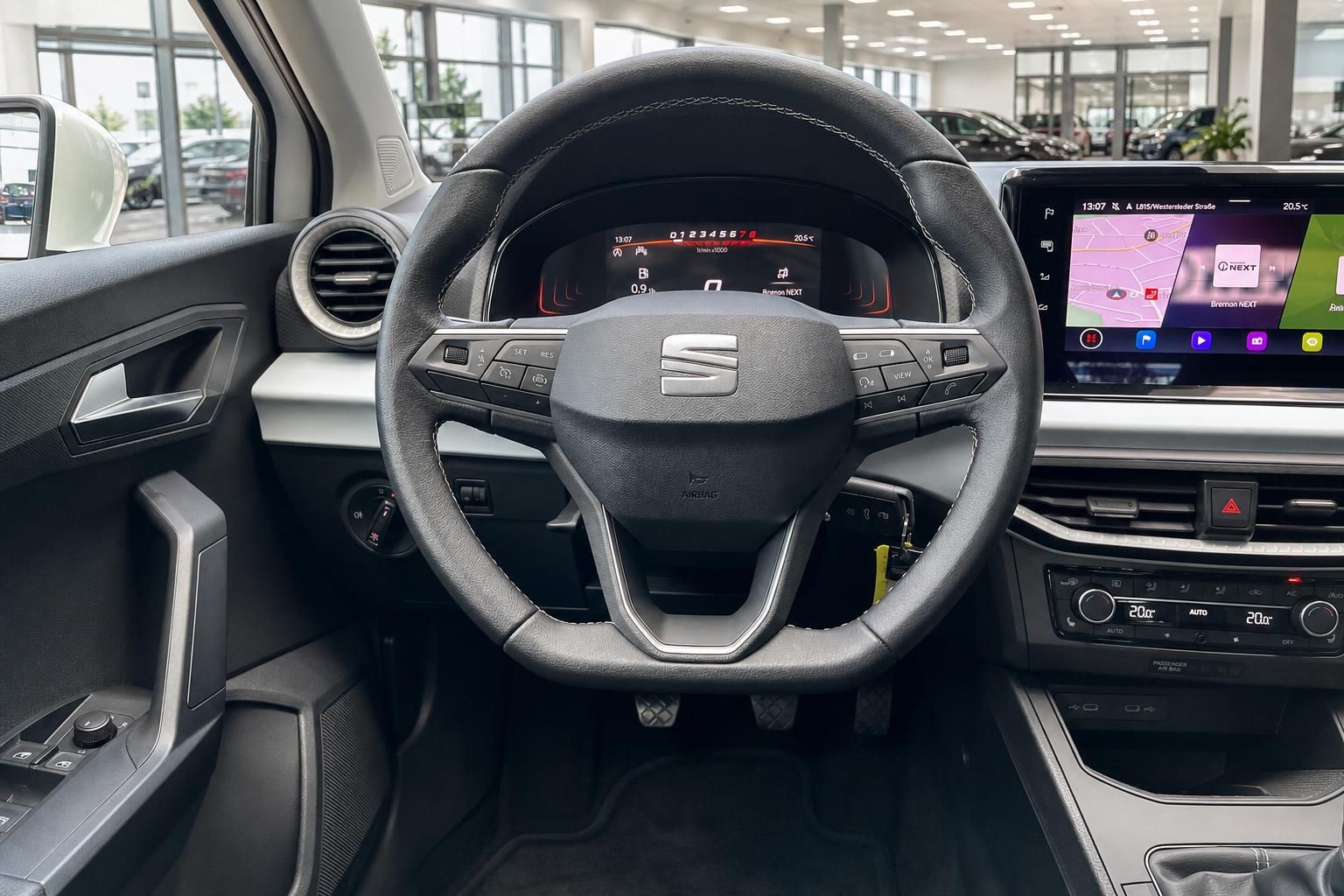 SEAT Lenkrad mit Digitalcockpit und Infotainment-Display