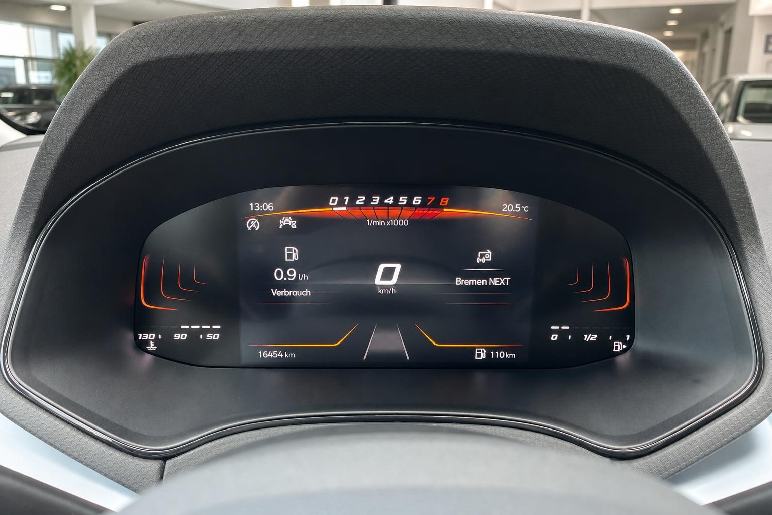 Digitales Kombiinstrument mit Tacho und Verbrauchsanzeige