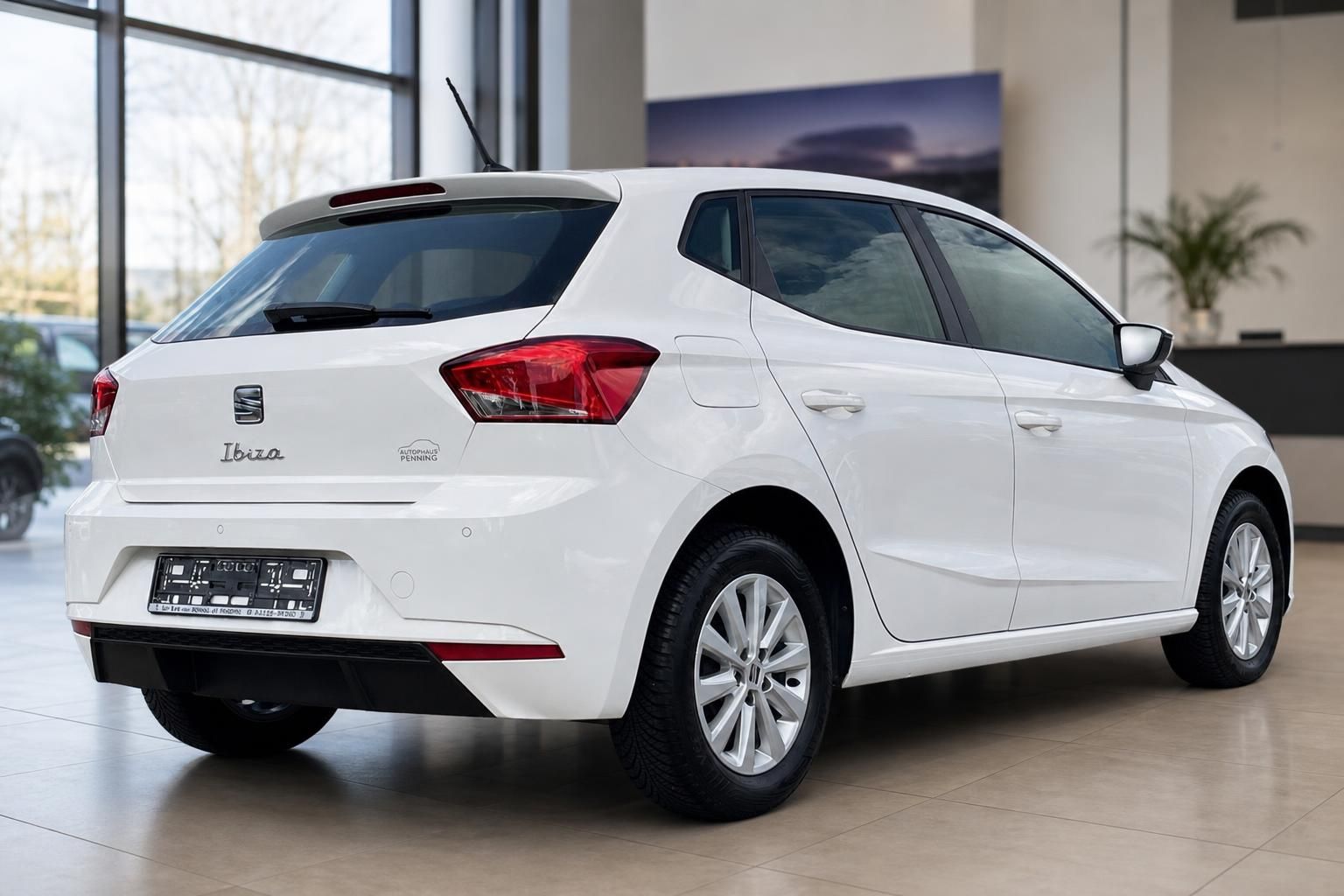 SEAT Ibiza weiß, Heckansicht im Autohaus-Showroom