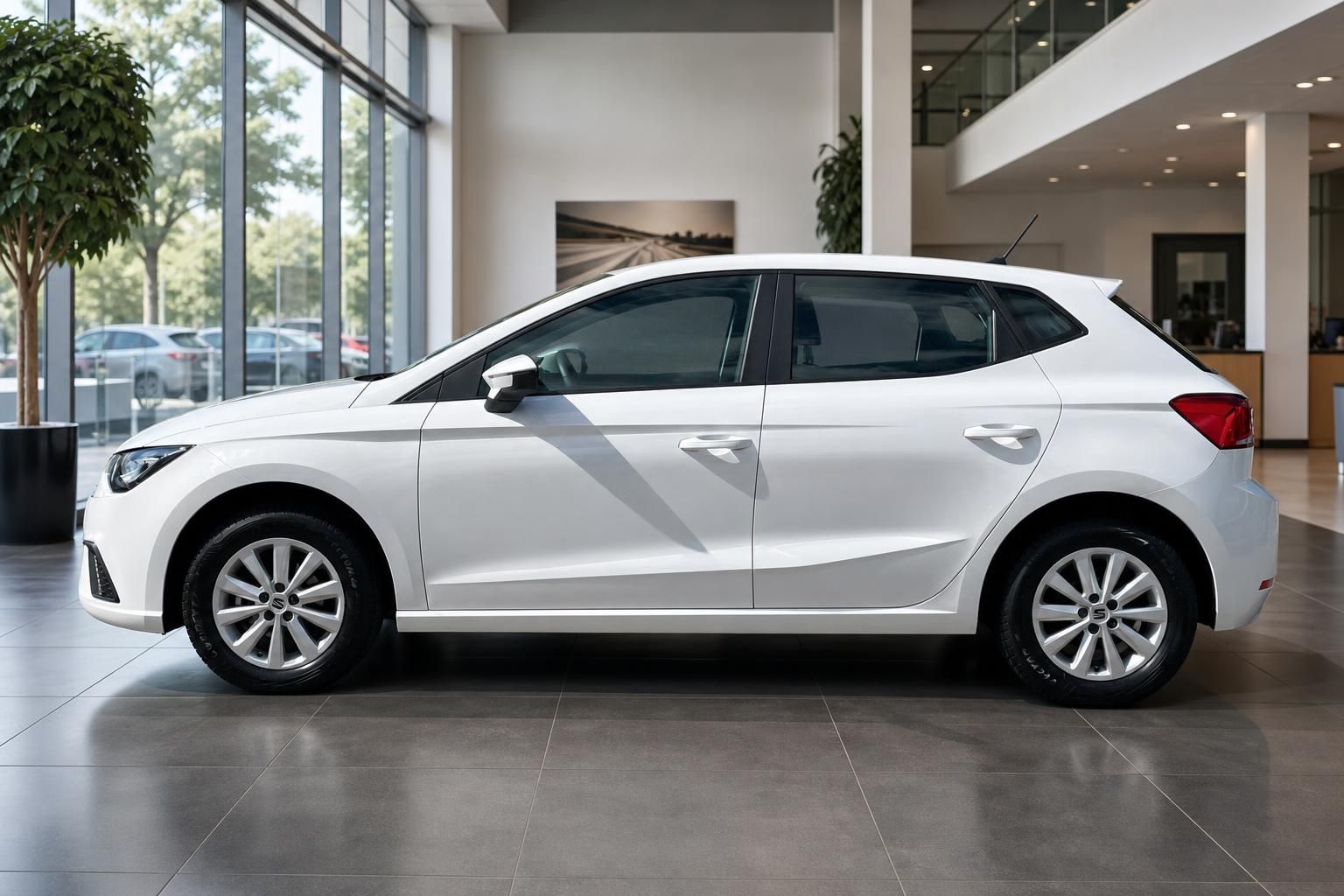SEAT Ibiza weiß, seitliche Ansicht im Showroom