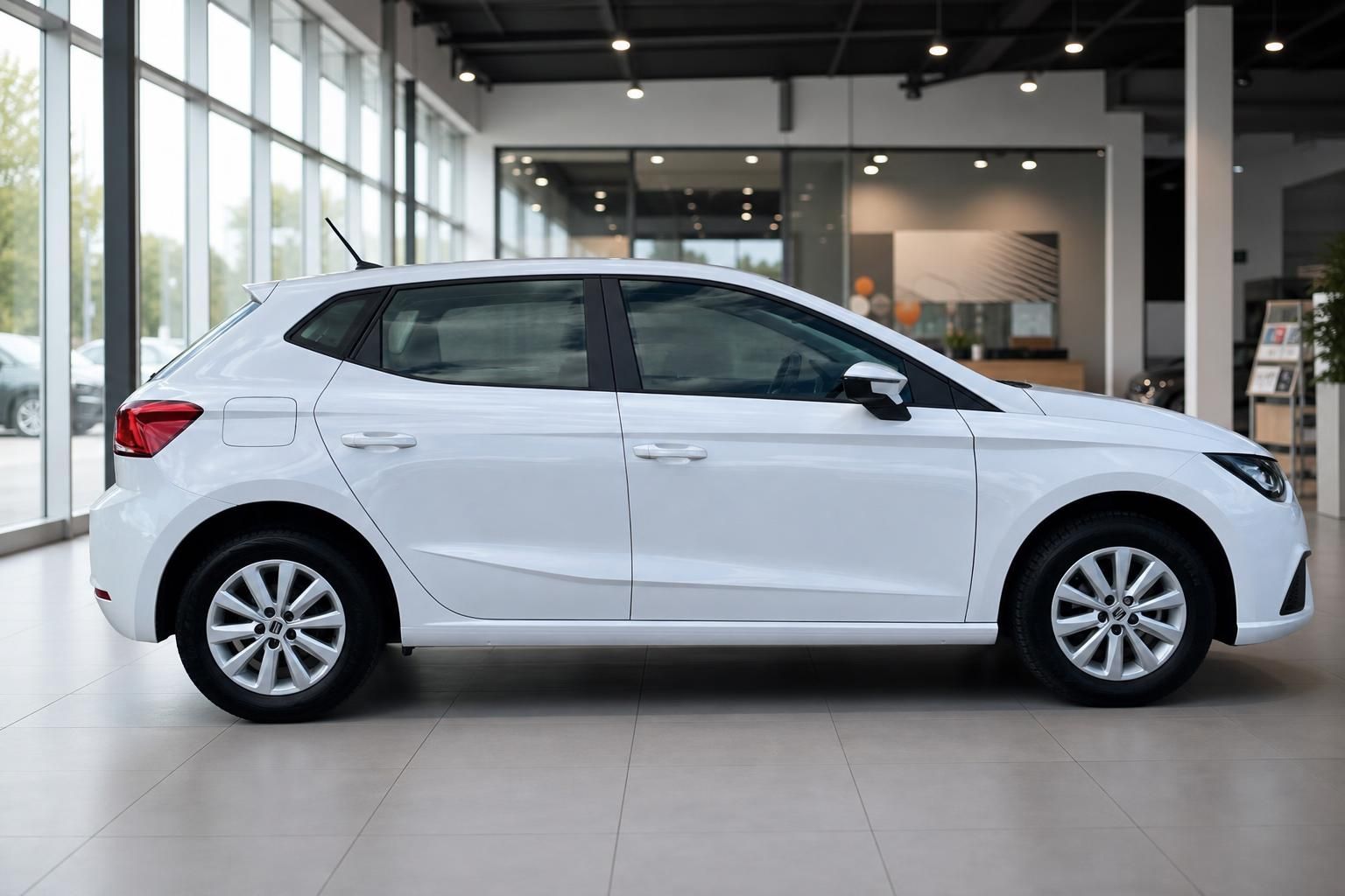 SEAT Ibiza weiß, Seitenansicht im Autohaus