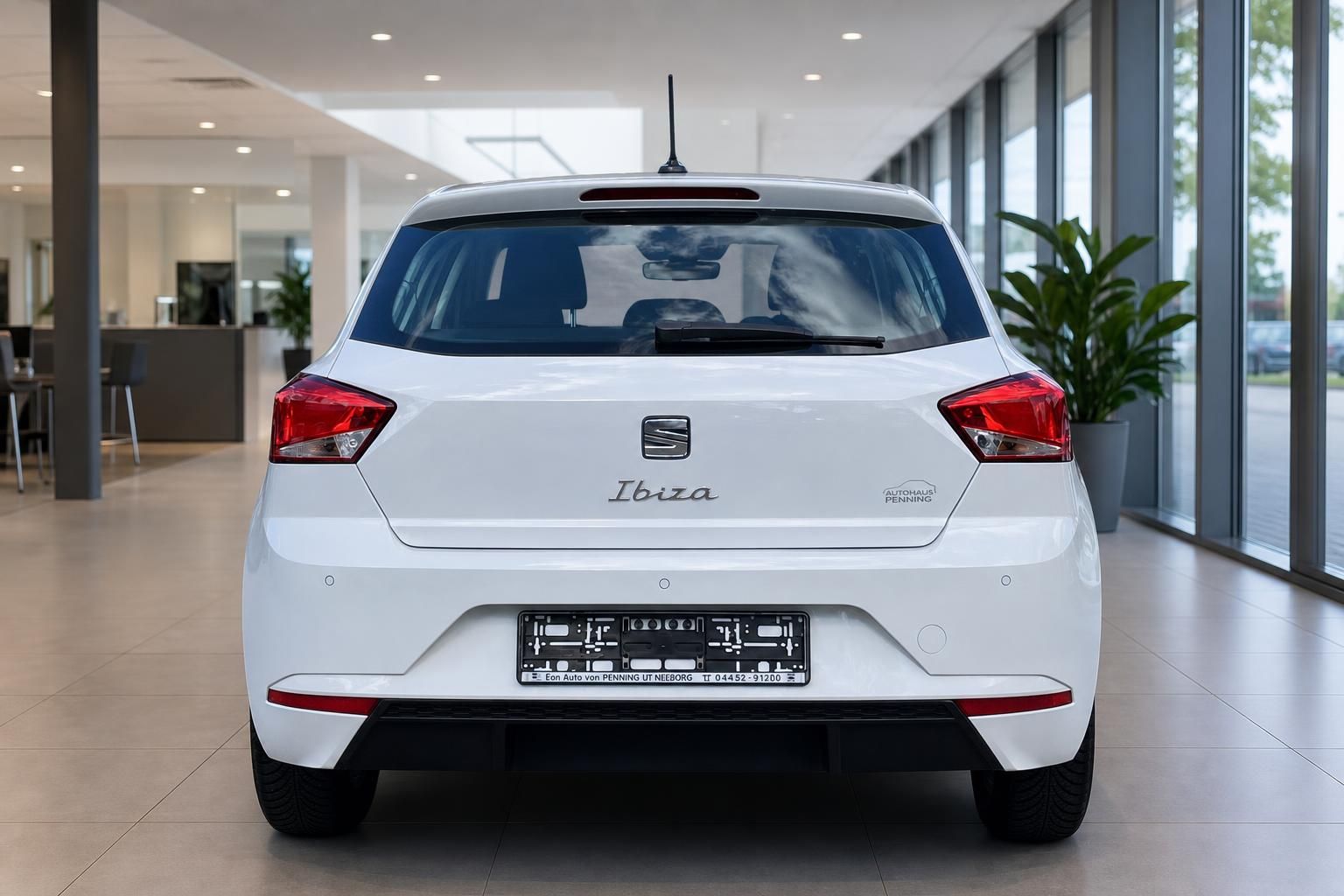 SEAT Ibiza weiß Heckansicht im Autohaus