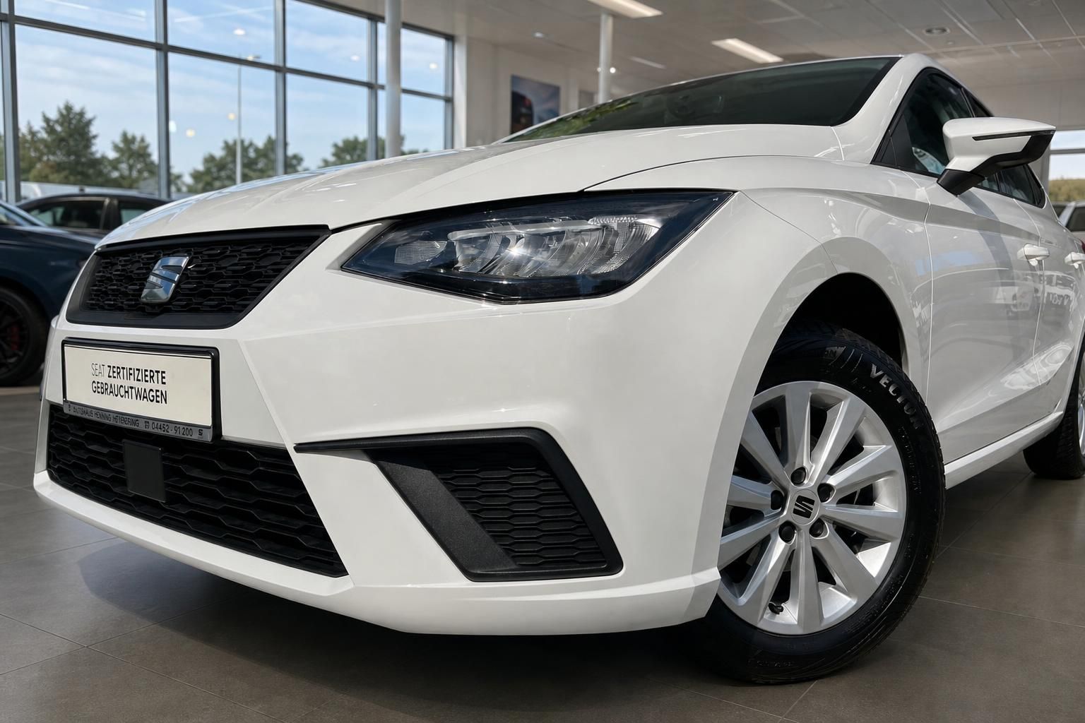 SEAT Ibiza weiß Frontansicht mit Felgen Detail