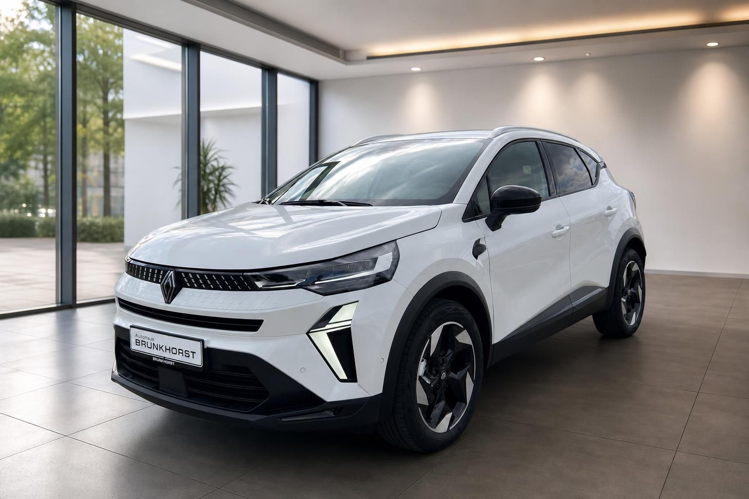 Weißer Renault Captur SUV im Autohaus-Showroom Dreiviertel-Ansicht von vorn