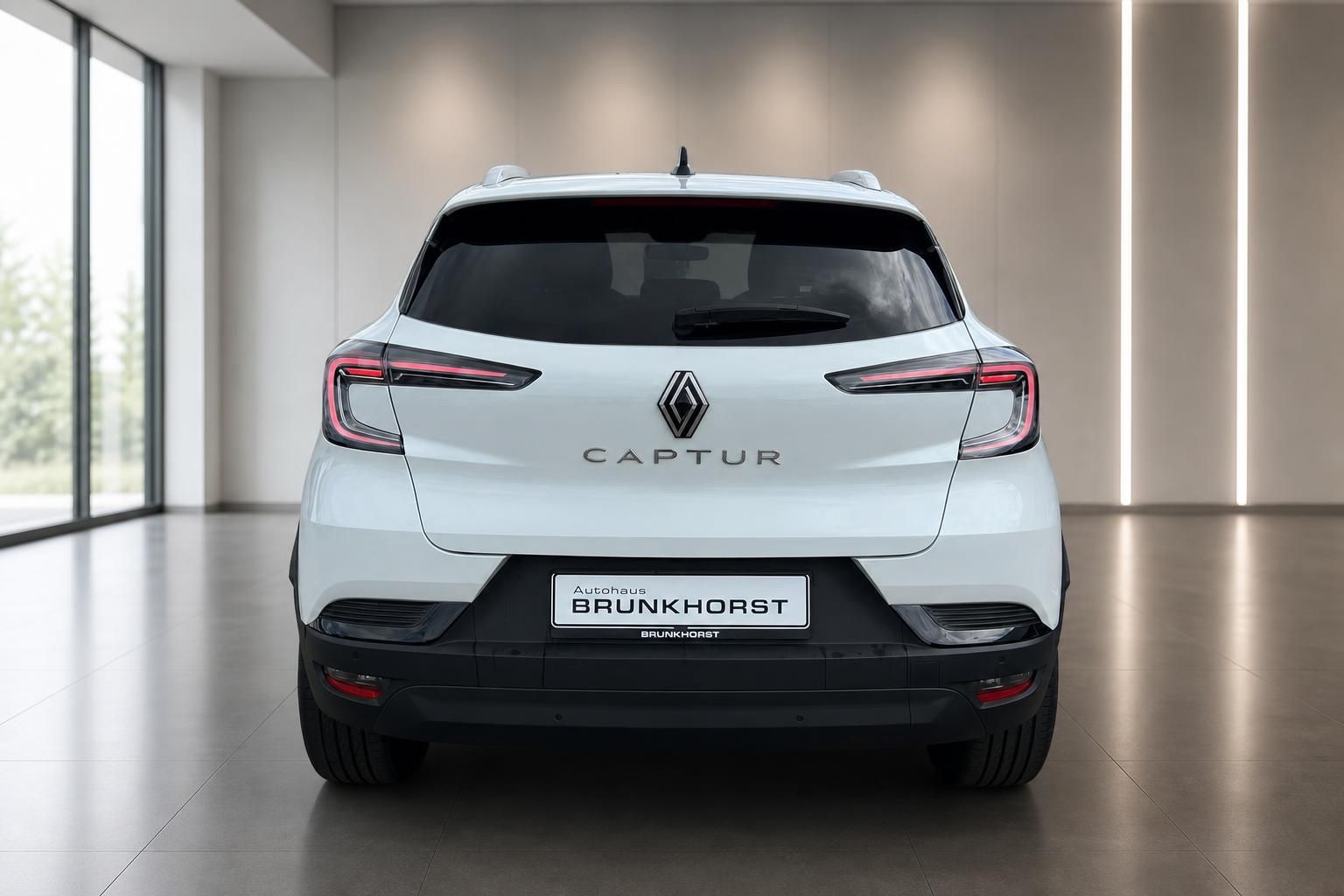 Weißer Renault Captur Heckansicht mit LED-Rückleuchten im modernen Showroom