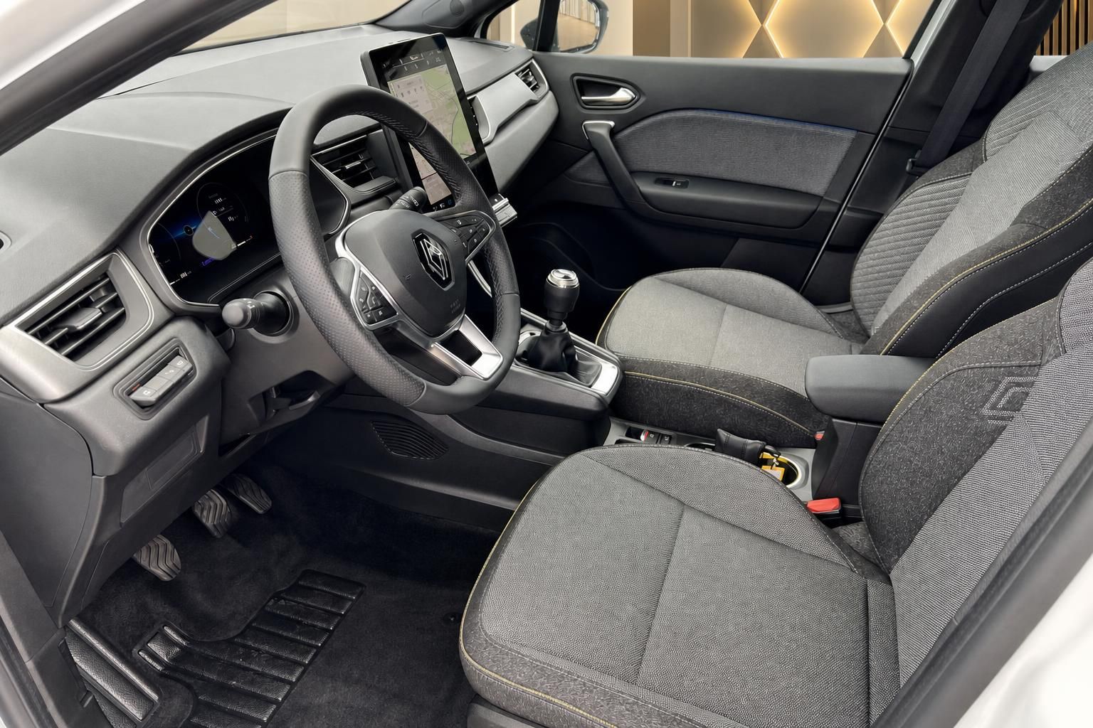 Renault Captur Innenraum mit schwarzer Ausstattung, Lenkrad und Touchscreen-Display