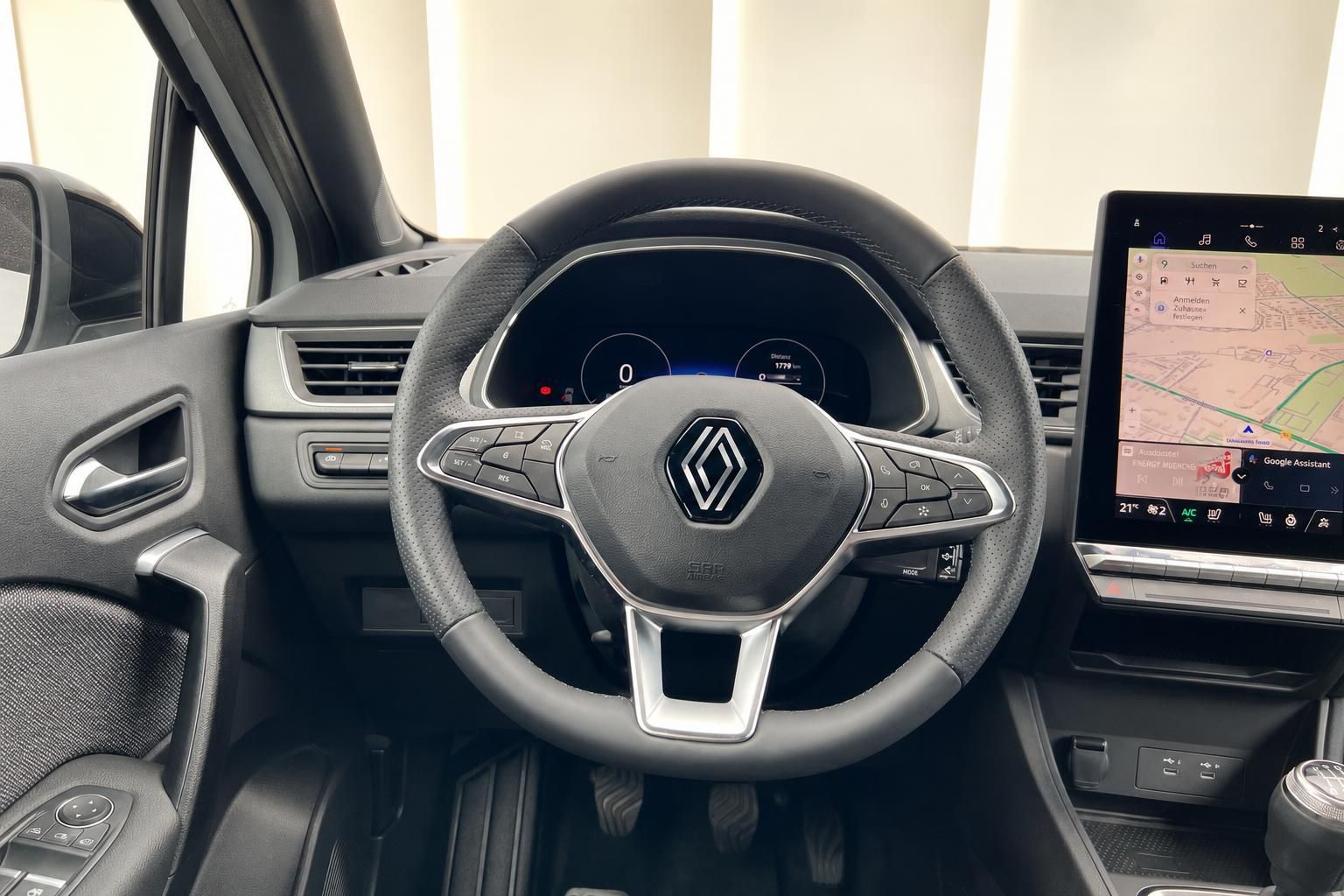 Renault Fahrzeug Cockpit mit Lenkrad, Armaturenbrett und Navigationssystem - Innenausstattung