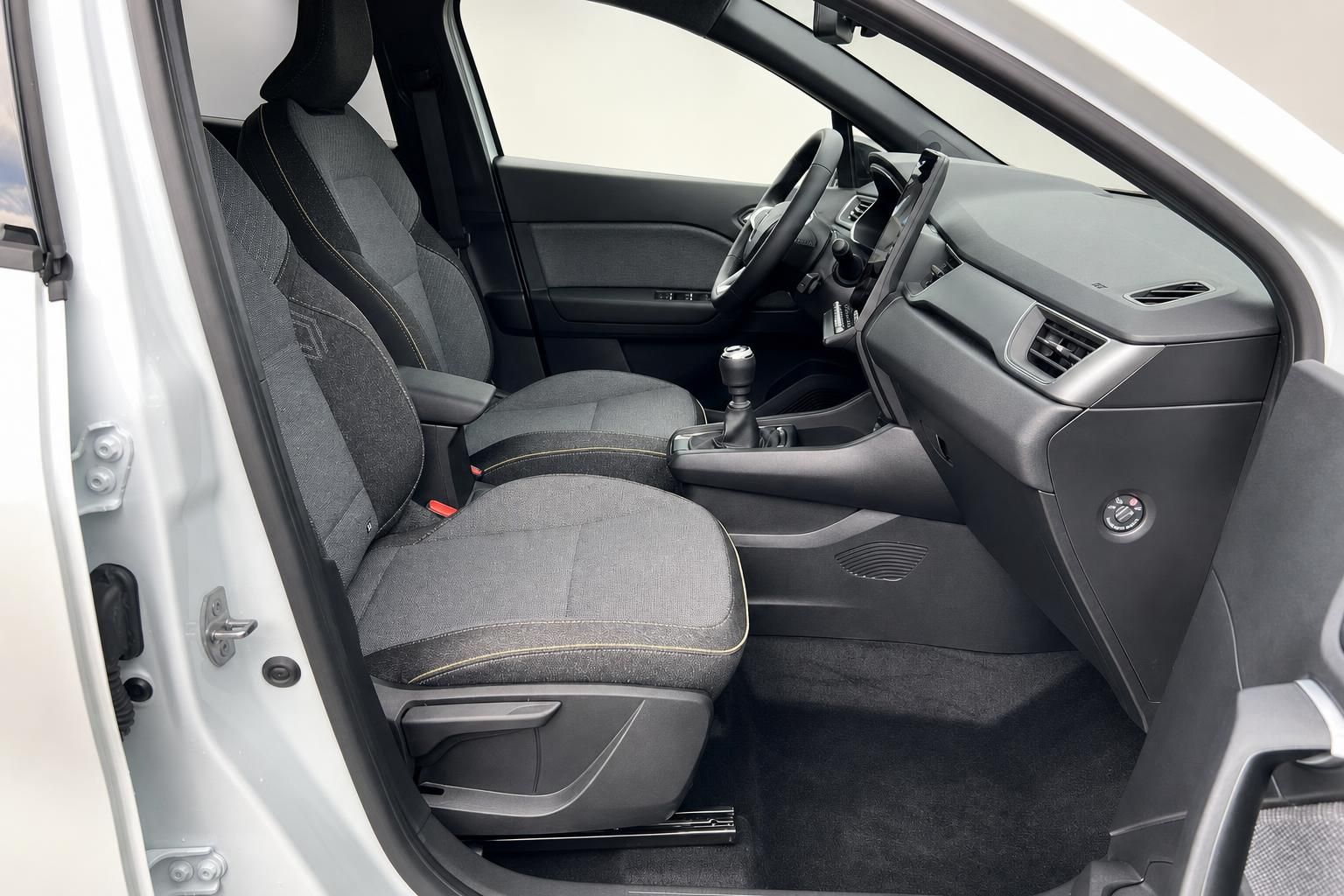 Auto Fahrersitz und Beifahrersitz in grauem Stoff mit Schaltgetriebe - Innenraumdetail