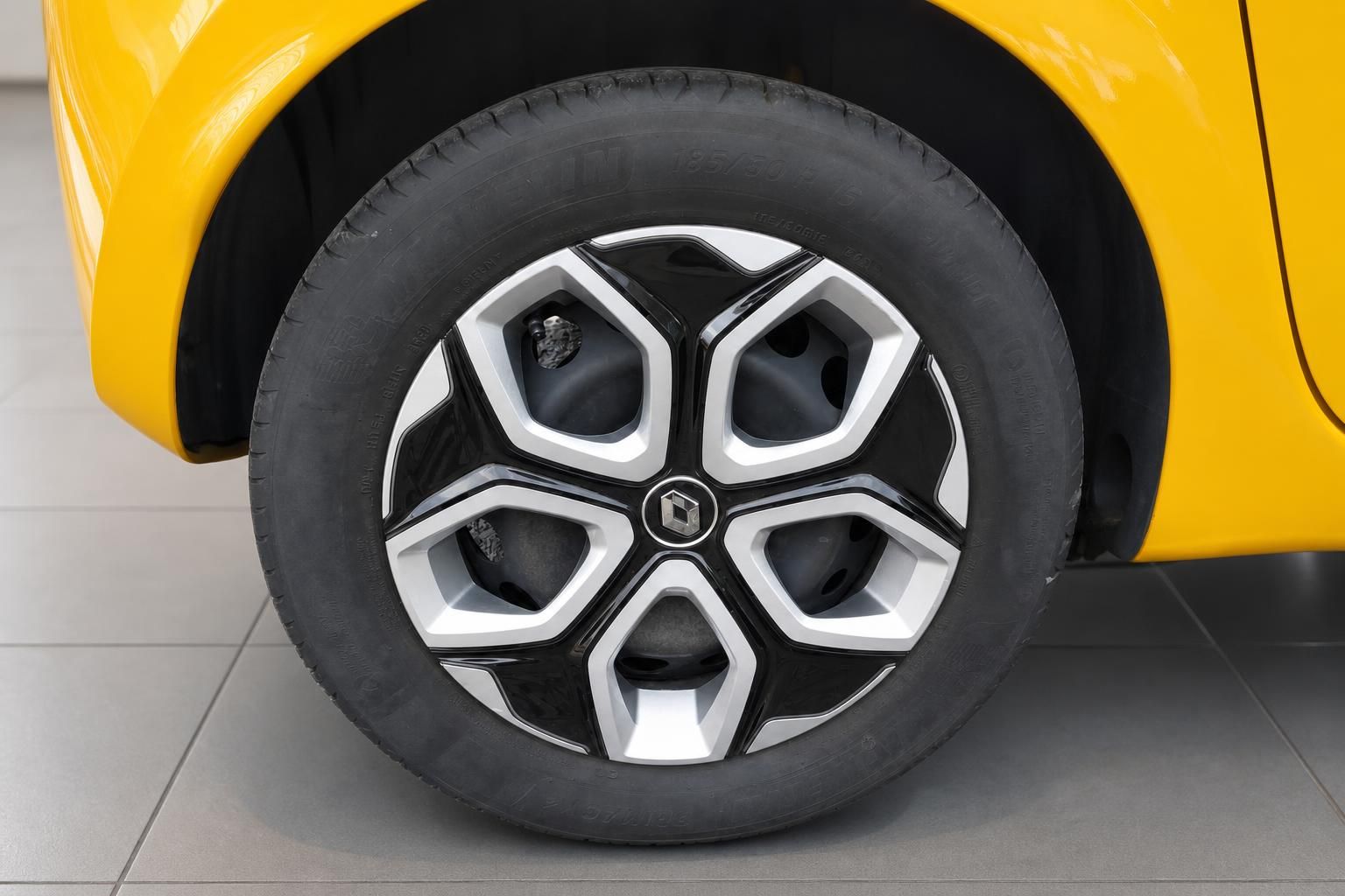 Renault Twingo gelb – Detailaufnahme Leichtmetallfelge mit Renault-Logo und Reifen