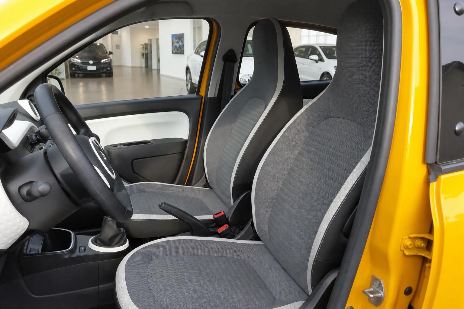 Renault Twingo Innenraum – Vordersitze mit grauem Stoffbezug, Lenkrad und Schaltknauf