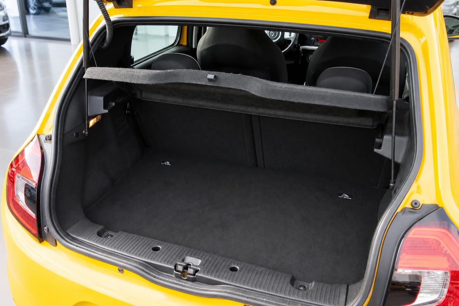 Renault Twingo Kofferraum geöffnet in Gelb – geräumiger Laderaum mit schwarzem Teppich