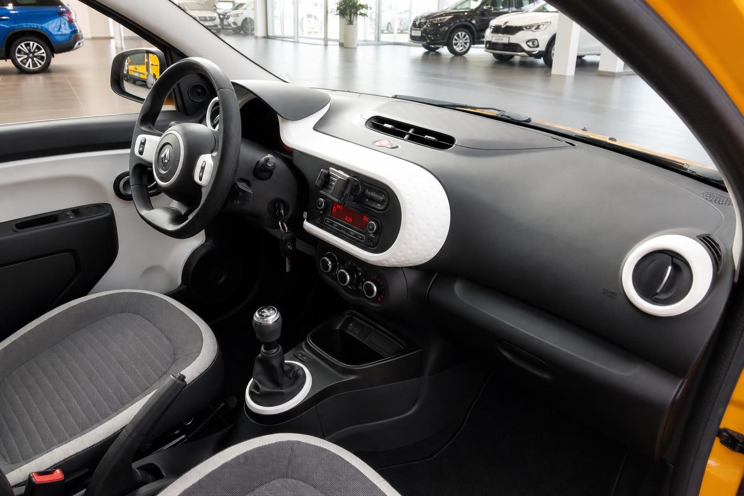 Renault Twingo Innenraum – Armaturenbrett, Lenkrad und Mittelkonsole in Schwarz-Weiß