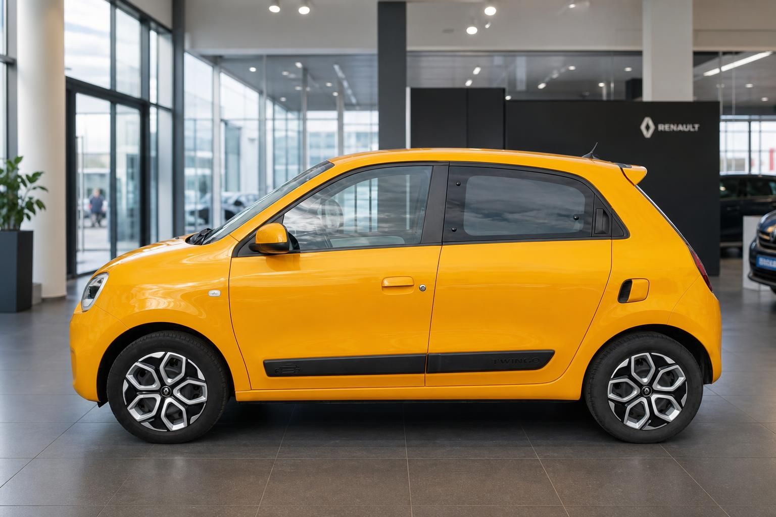 Renault Twingo gelb Seitenansicht im Renault Autohaus – Kleinwagen