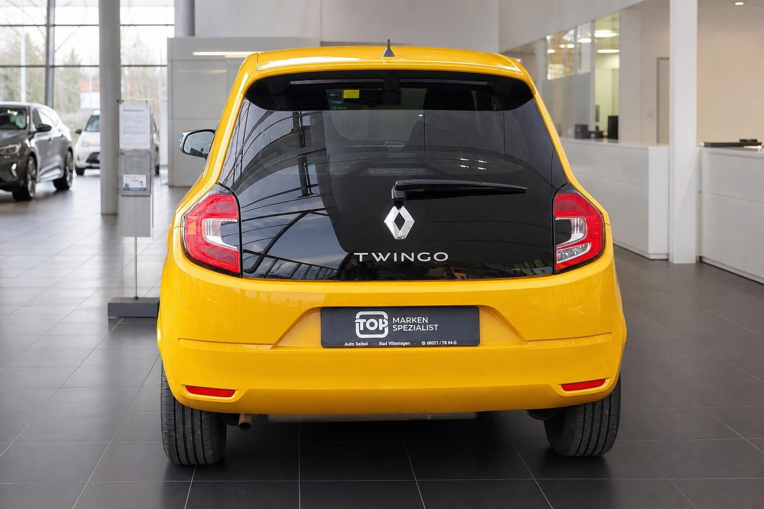 Renault Twingo gelb Heckansicht im Autohaus – Kleinwagen kaufen