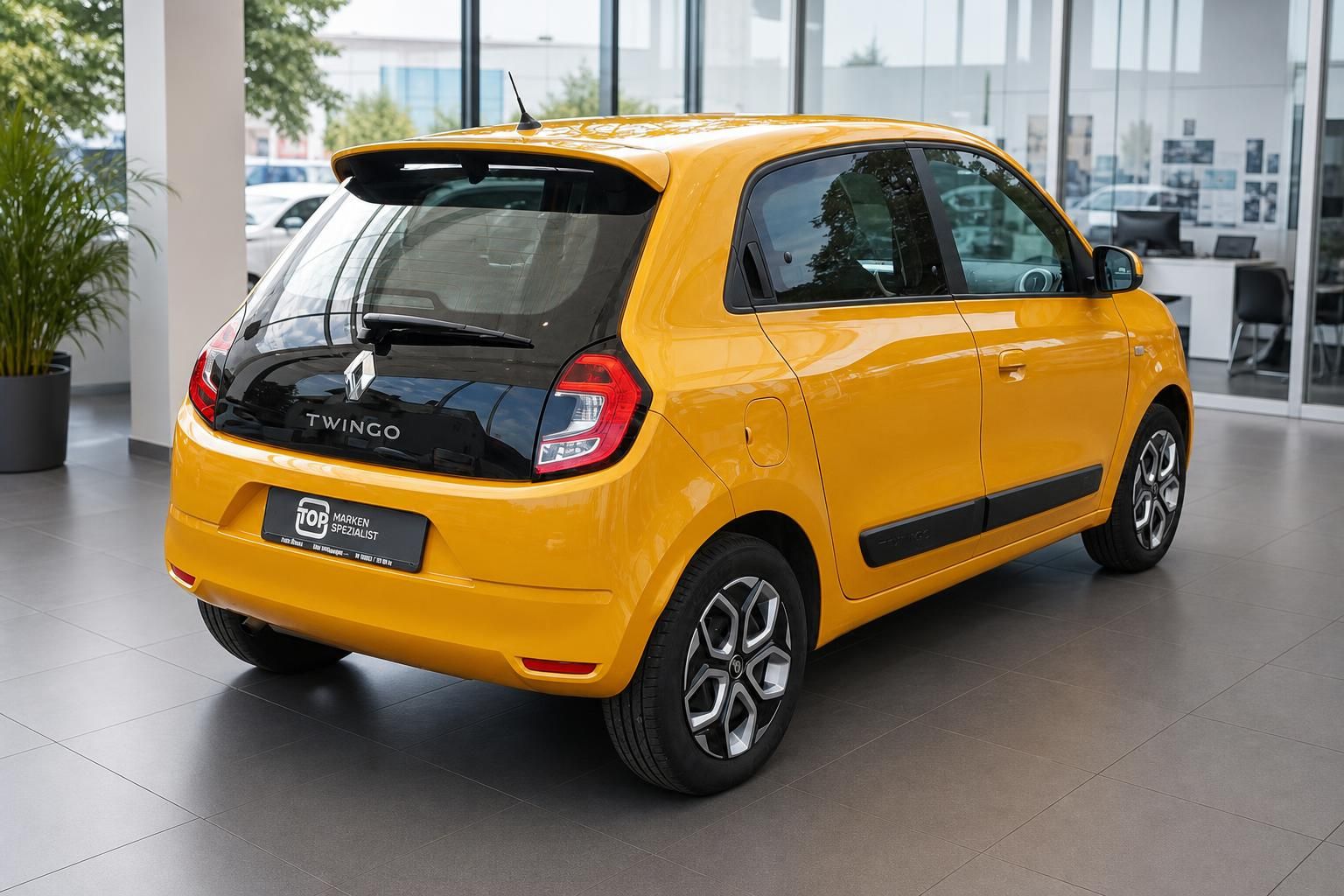 Renault Twingo gelb Heck-Seitenansicht im Autohaus – Kleinwagen