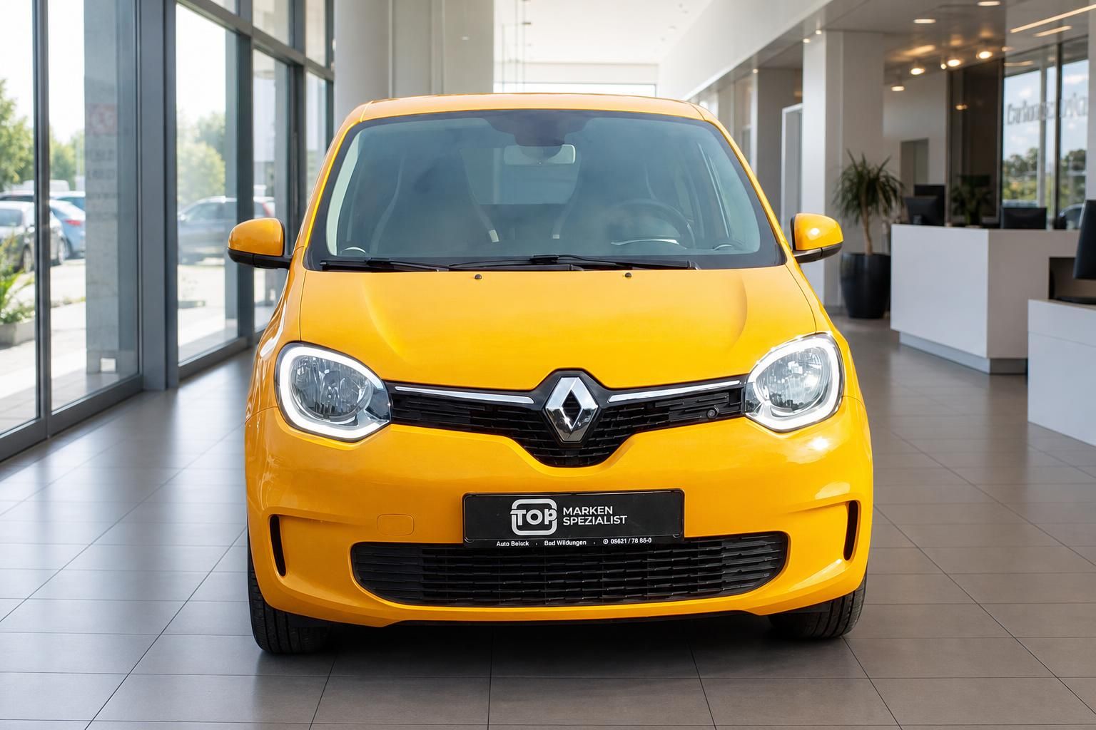 Renault Twingo gelb Frontansicht im Autohaus – kompakter Stadtflitzer mit LED-Tagfahrlicht