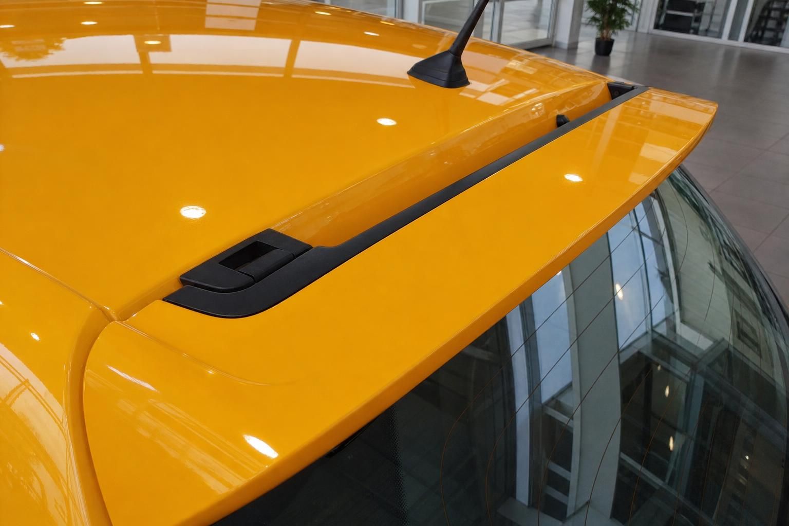 Renault Twingo gelb – Detailaufnahme Dachspoiler und Antenne in gelbem Metalliclack