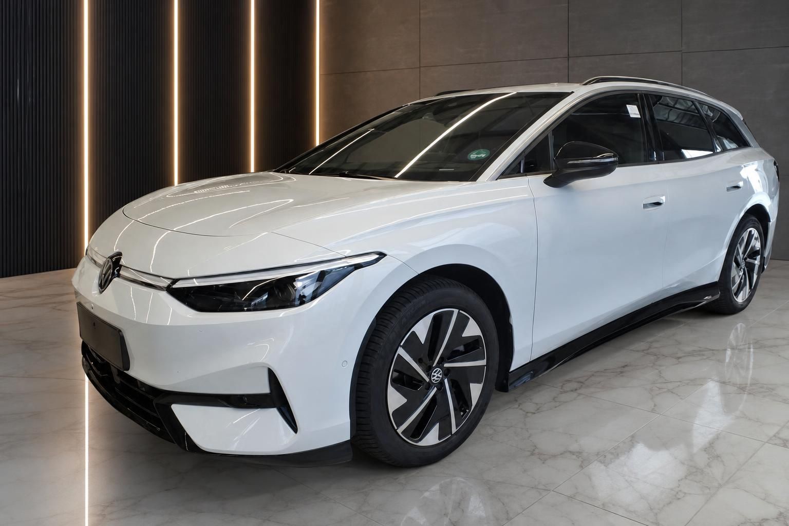 VW ID.7 Tourer in Weiß, Frontansicht seitlich im Autohaus