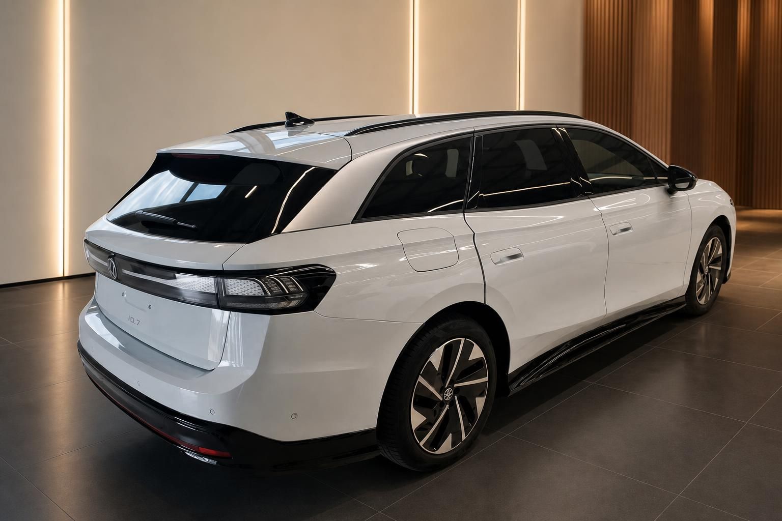 VW ID.7 Tourer in Weiß, Heckansicht schräg im Autohaus
