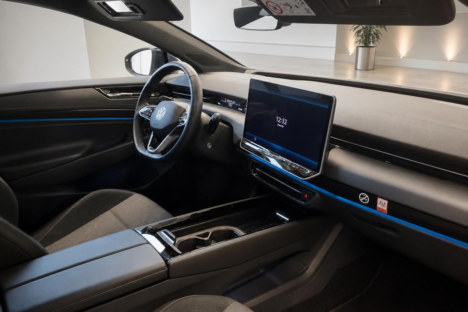 VW Elektro-Cockpit mit Lenkrad und großem Touchscreen-Display